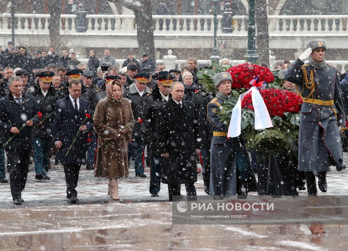 Церемония возложения венка к Могиле неизвестного солдата в День защитника Отечества