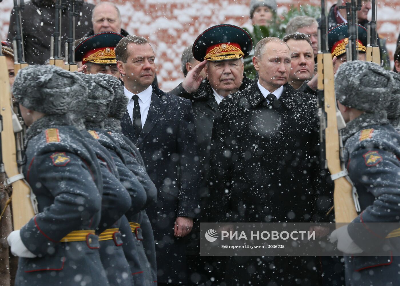 Церемония возложения венка к Могиле Неизвестного Солдата в День защитника Отечества