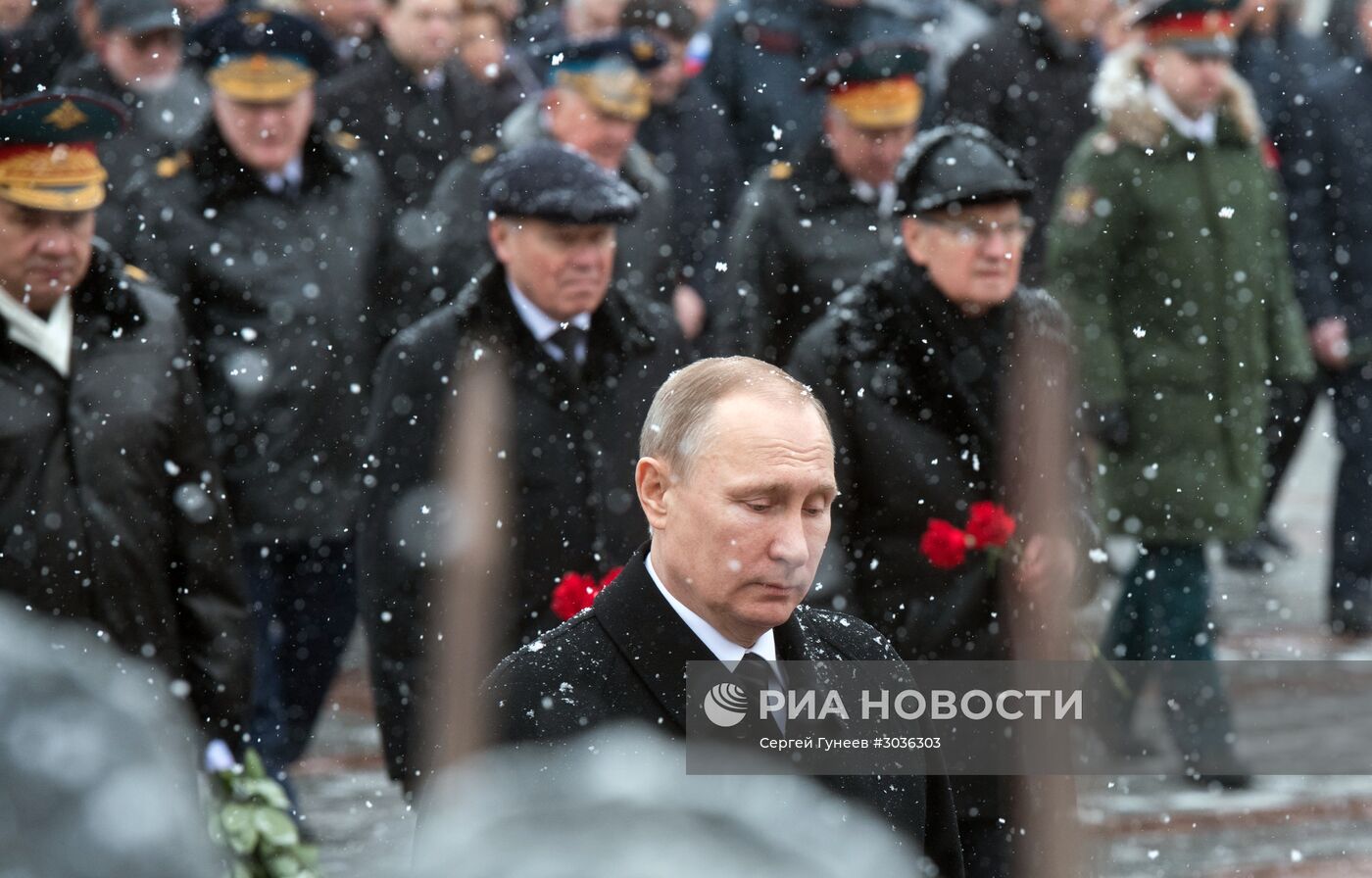 Церемония возложения венка к Могиле неизвестного солдата в День защитника Отечества