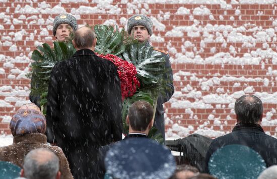 Церемония возложения венка к Могиле неизвестного солдата в День защитника Отечества