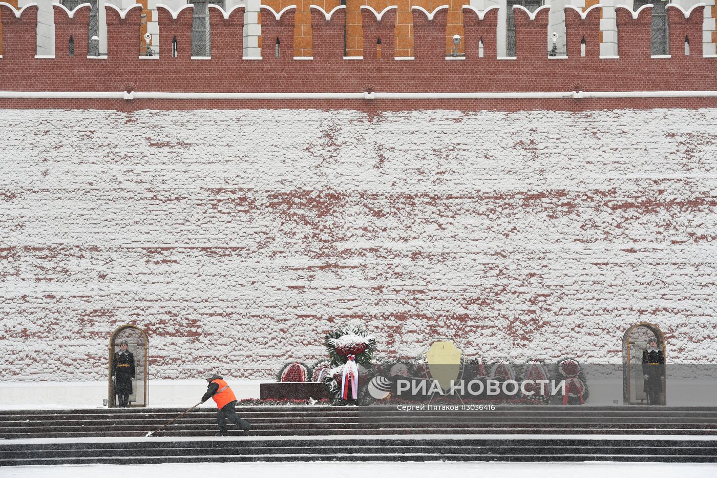 Церемония возложения венка к Могиле Неизвестного Солдата в День защитника Отечества