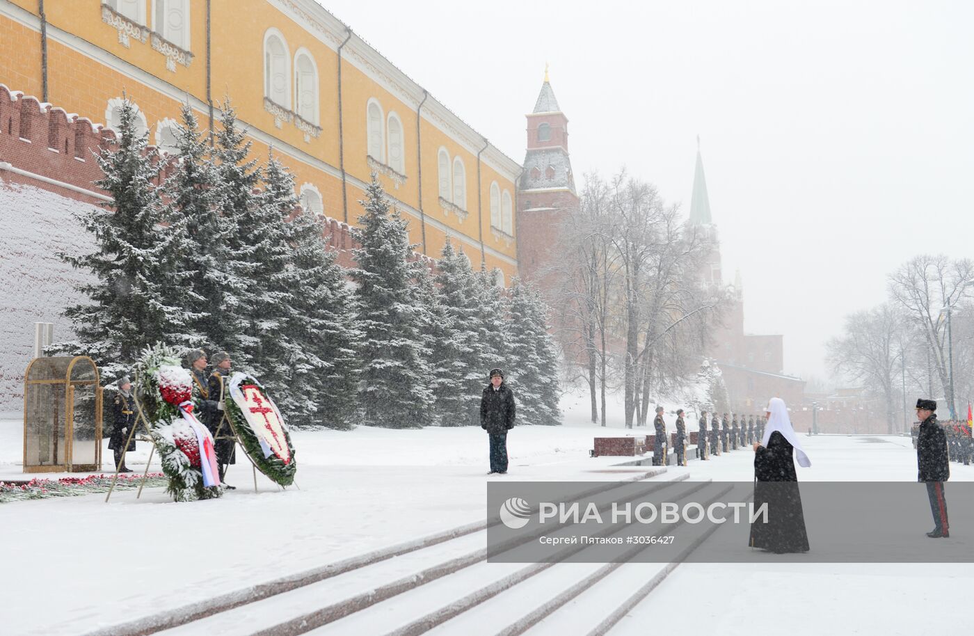 Церемония возложения венка к Могиле Неизвестного Солдата в День защитника Отечества