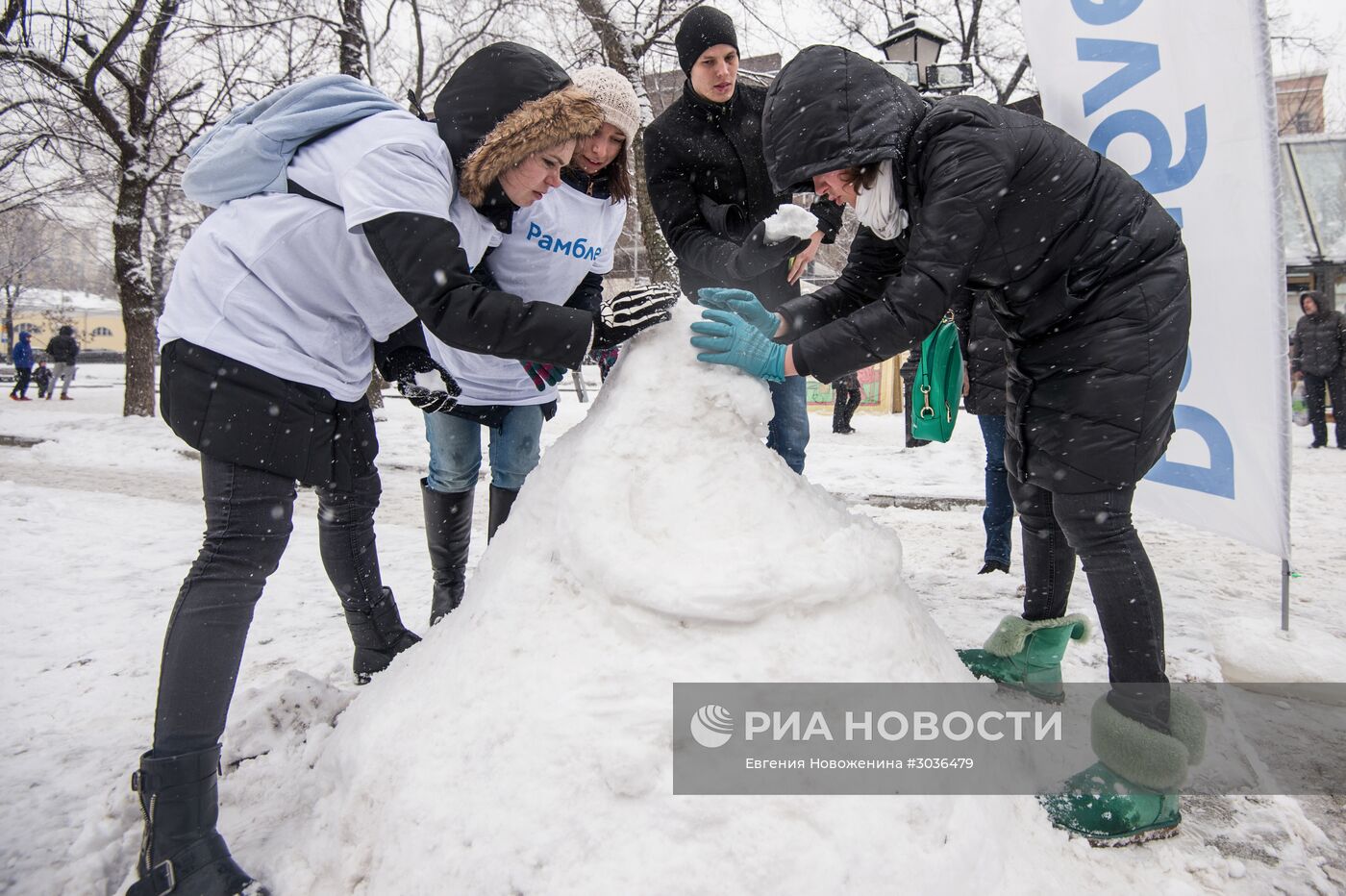 Интернет-мема Ждуна слепили из снега в Москве