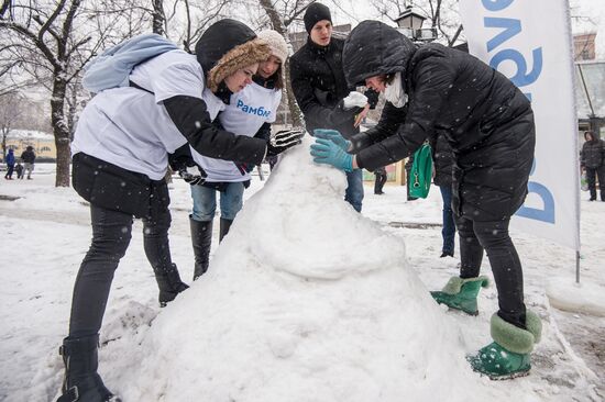 Интернет-мема Ждуна слепили из снега в Москве