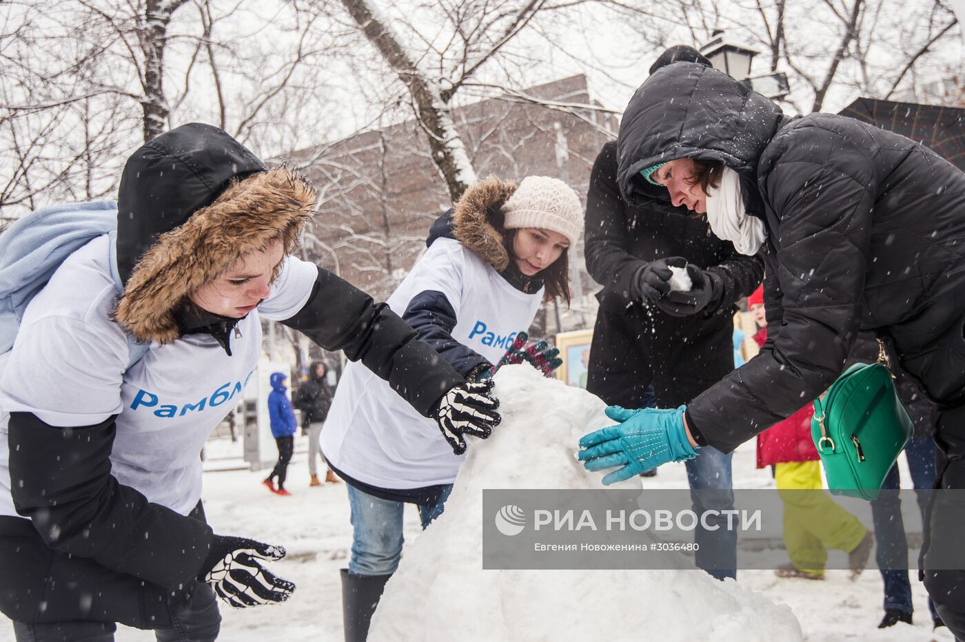 Интернет-мема Ждуна слепили из снега в Москве