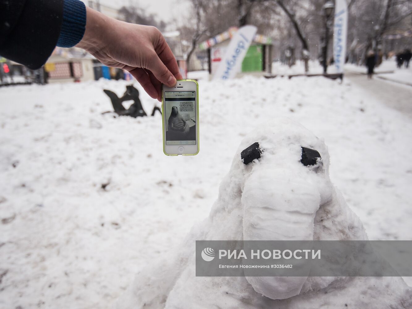 Интернет-мема Ждуна слепили из снега в Москве