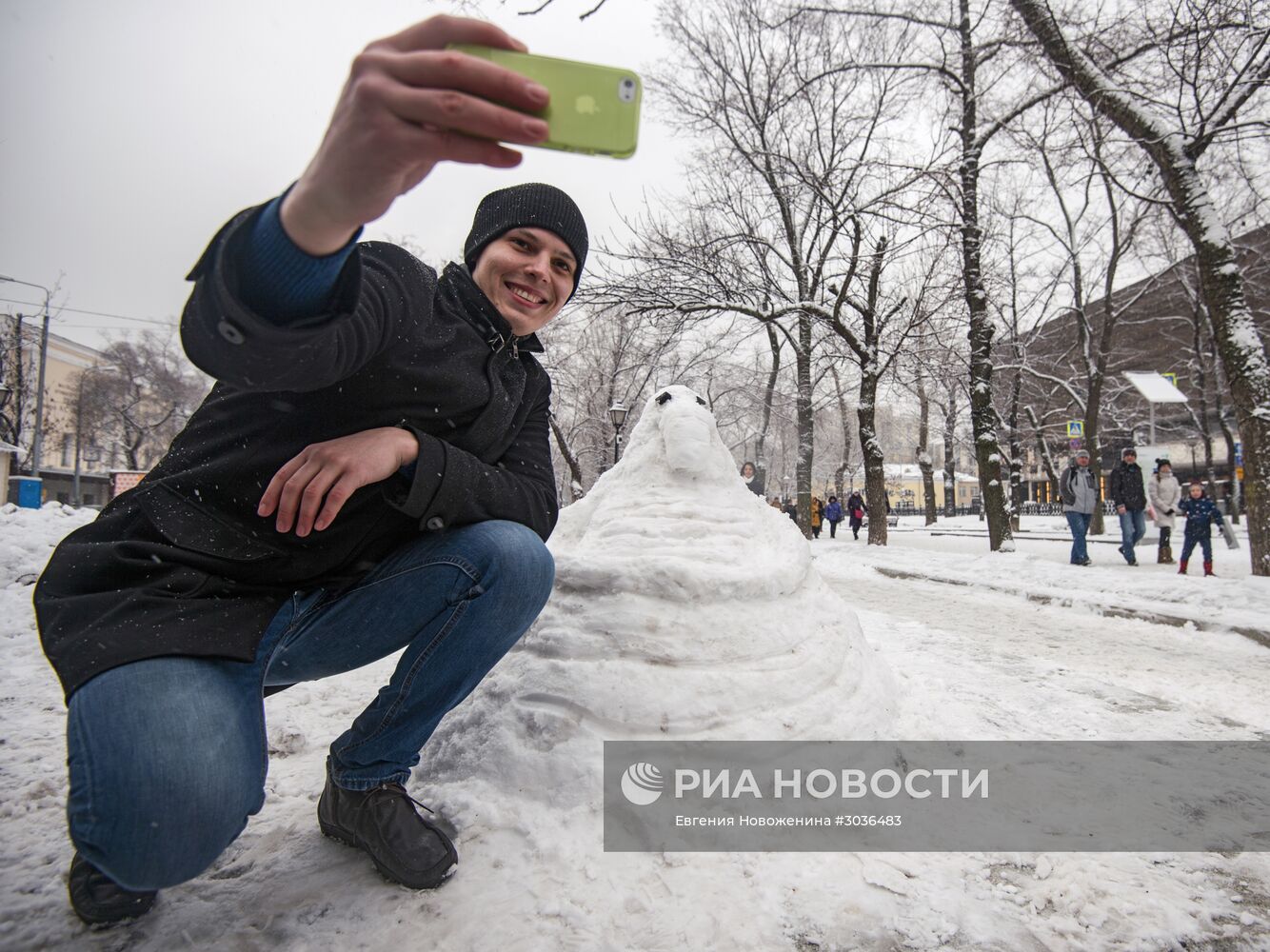 Интернет-мема Ждуна слепили из снега в Москве