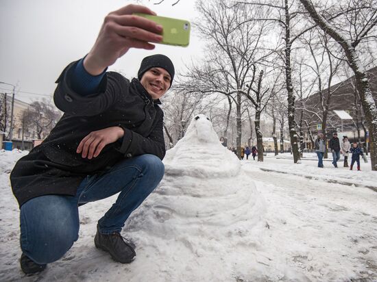 Интернет-мема Ждуна слепили из снега в Москве