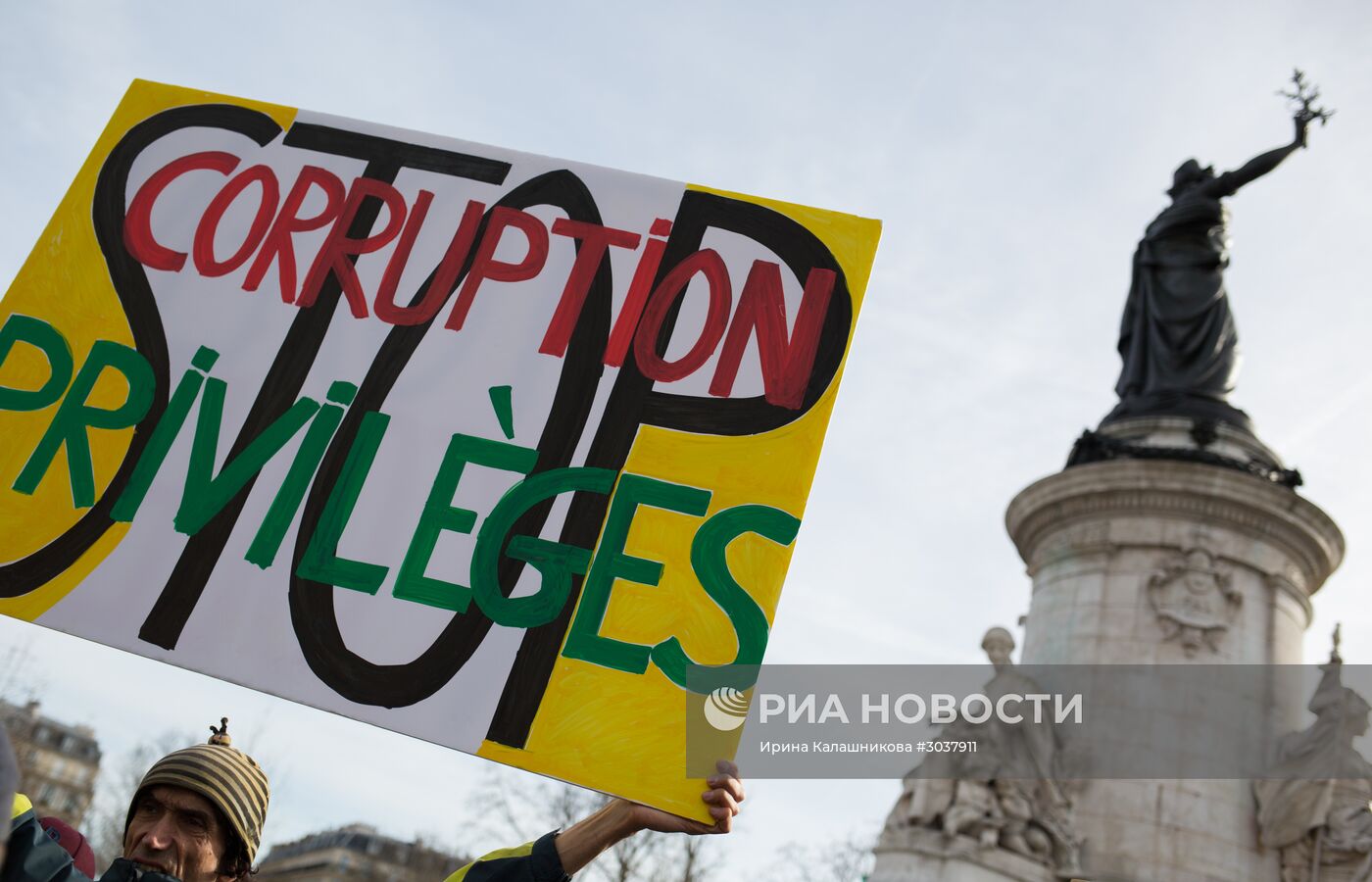 Акция протеста против коррупции на площади Республики в Париже