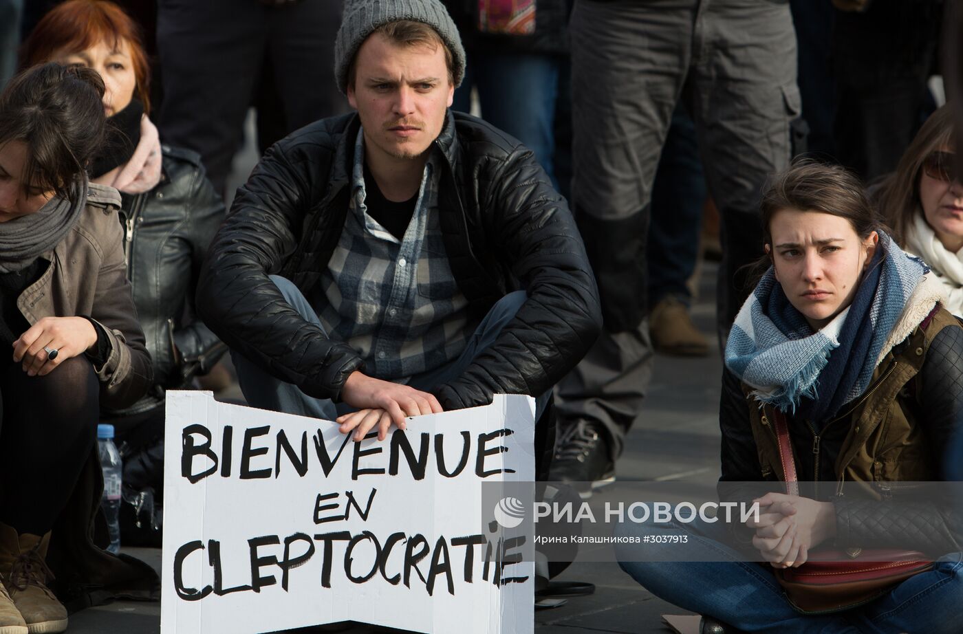 Акция протеста против коррупции на площади Республики в Париже