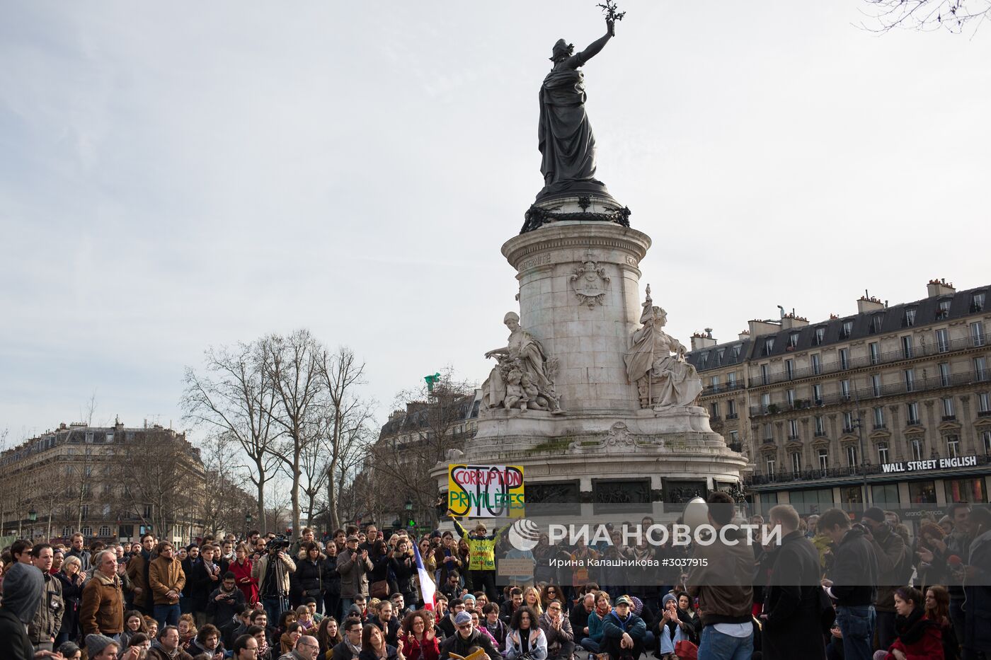 Акция протеста против коррупции на площади Республики в Париже