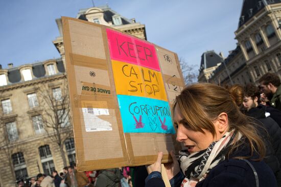 Акция протеста против коррупции на площади Республики в Париже