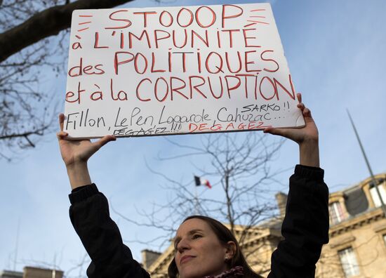 Акция протеста против коррупции на площади Республики в Париже