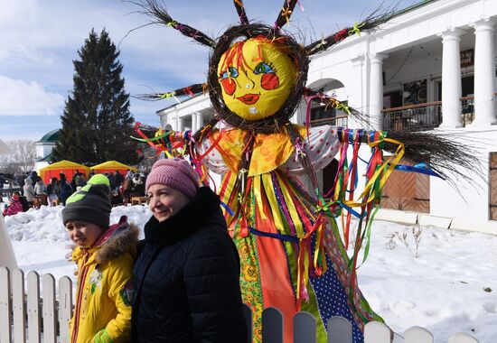 Празднование Масленицы в городах России