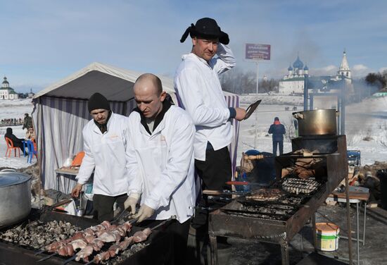 Празднование Масленицы в городах России