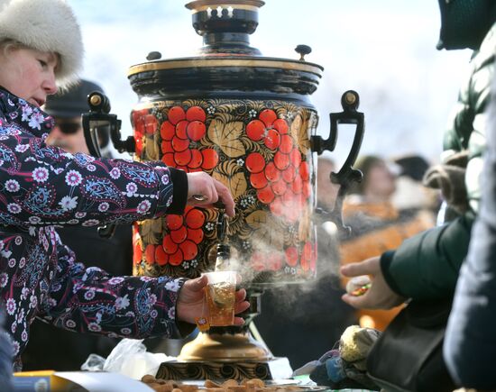 Празднование Масленицы в городах России