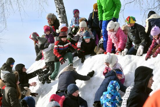 Празднование Масленицы в городах России