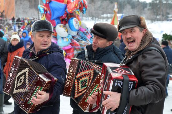 Празднование Масленицы в городах России