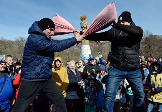 Празднование Масленицы в городах России