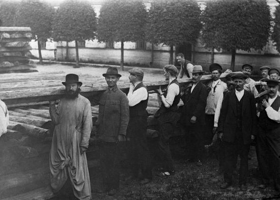 Принудительные работы в Петрограде в 1918 году