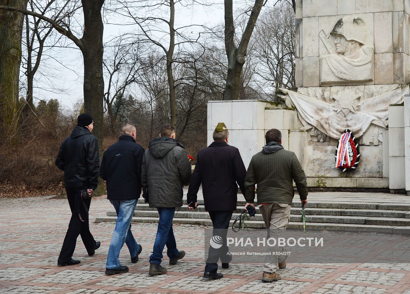Возложение цветов на могилы советских солдат в Польше