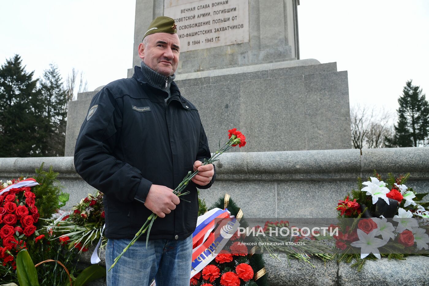 Возложение цветов на могилы советских солдат в Польше