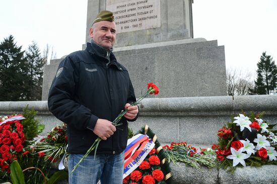 Возложение цветов на могилы советских солдат в Польше