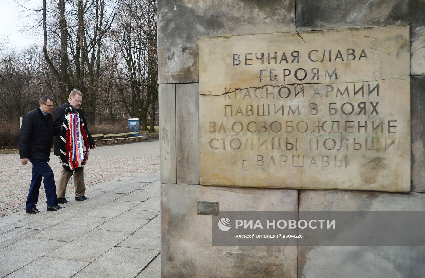 Возложение цветов на могилы советских солдат в Польше