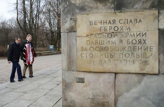 Возложение цветов на могилы советских солдат в Польше