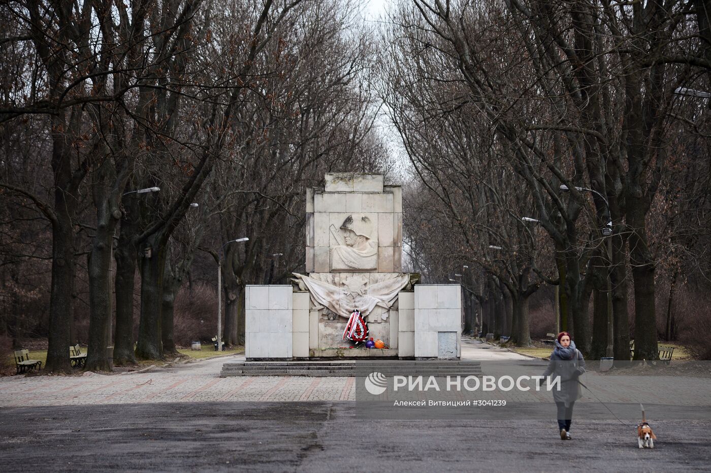 Возложение цветов на могилы советских солдат в Польше