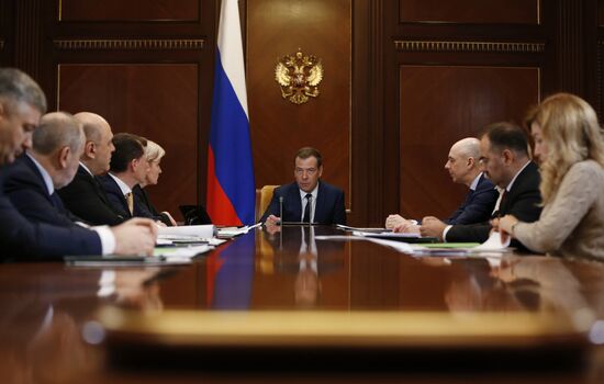 Премьер-министр РФ Д. Медведев провел совещание о страховых взносах во внебюджетные фонды