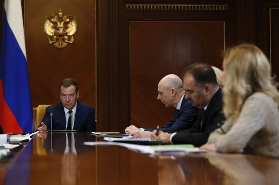 Премьер-министр РФ Д. Медведев провел совещание о страховых взносах во внебюджетные фонды