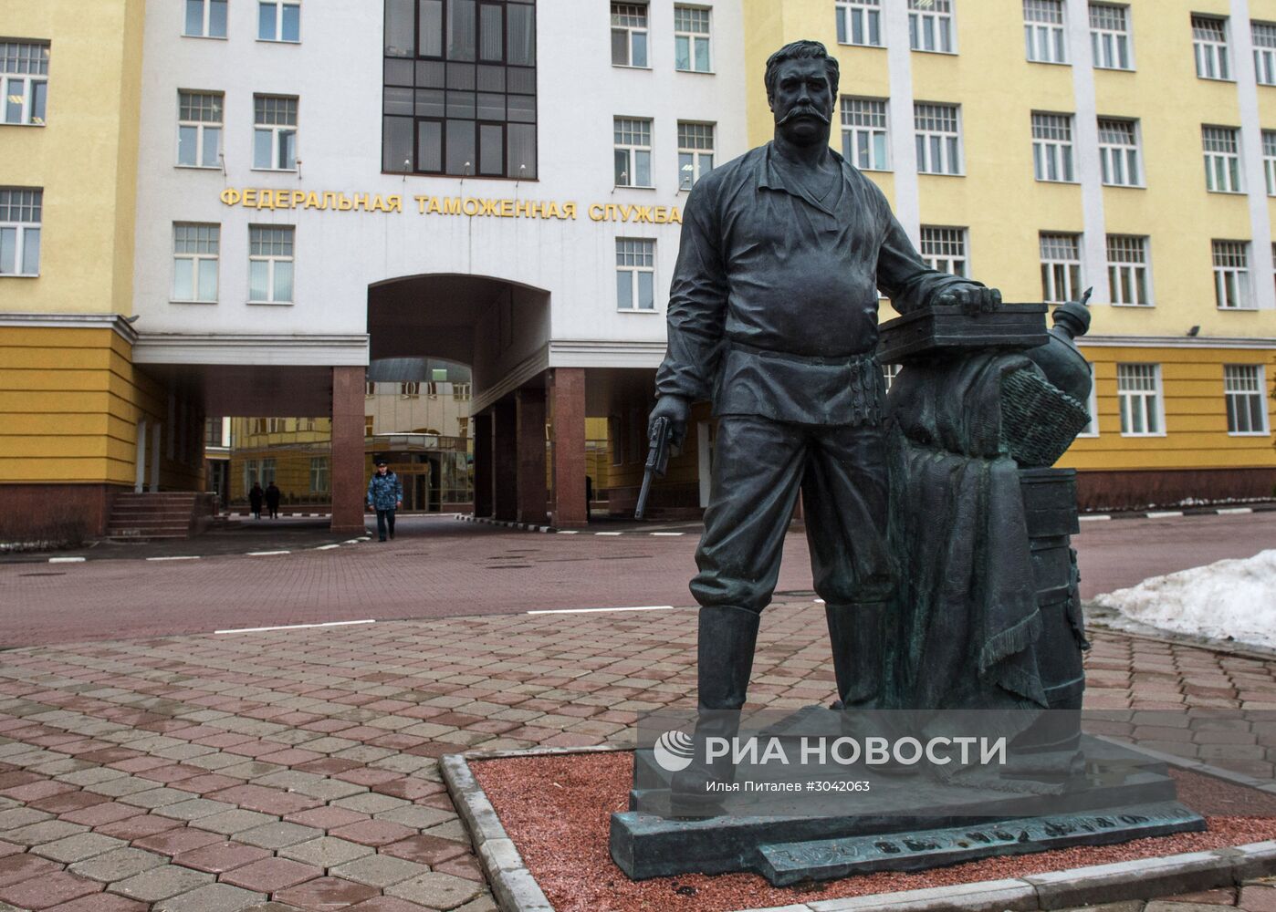 Памятник таможеннику Павлу Верещагину