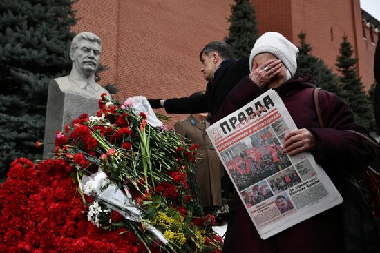 Возложение цветов к могиле И.В. Сталина