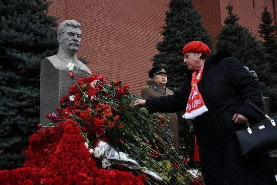 Возложение цветов к могиле И.В. Сталина