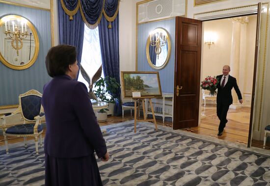 Президент РФ В. Путин поздравил с юбилеем Валентину Терешкову