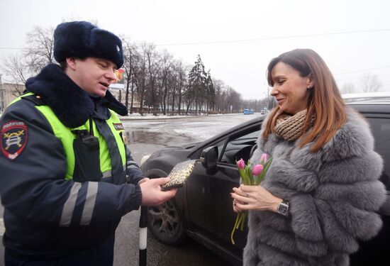 Сотрудники ГИБДД поздравляют женщин в преддверии праздника