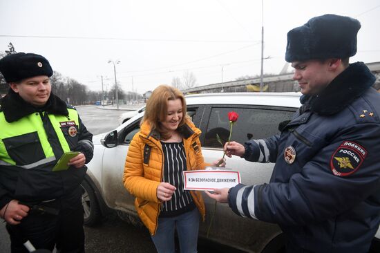 Сотрудники ГИБДД поздравляют женщин в преддверии праздника