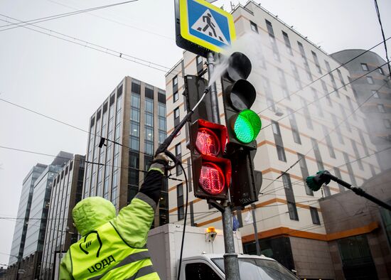 Подготовка светофоров к весеннему сезону