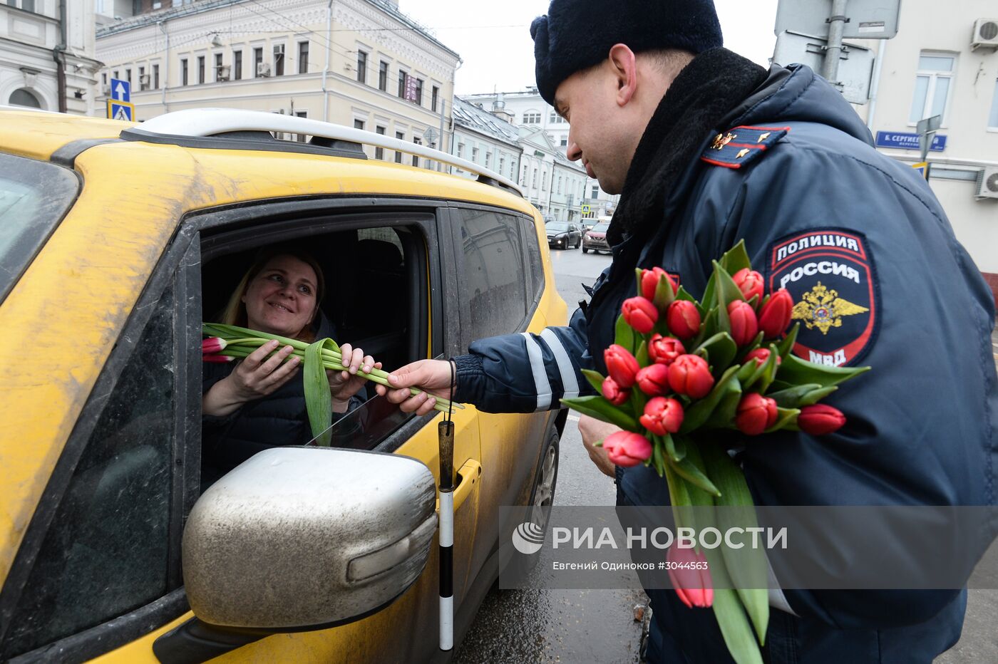 Сотрудники ГИБДД поздравляют женщин в преддверии праздника