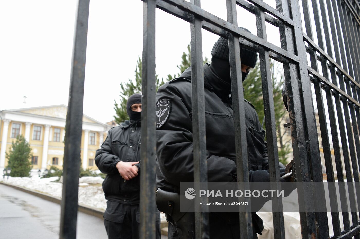 Сотрудники правоохранительных органов проводят обыск в московском Международном центре Рерихов