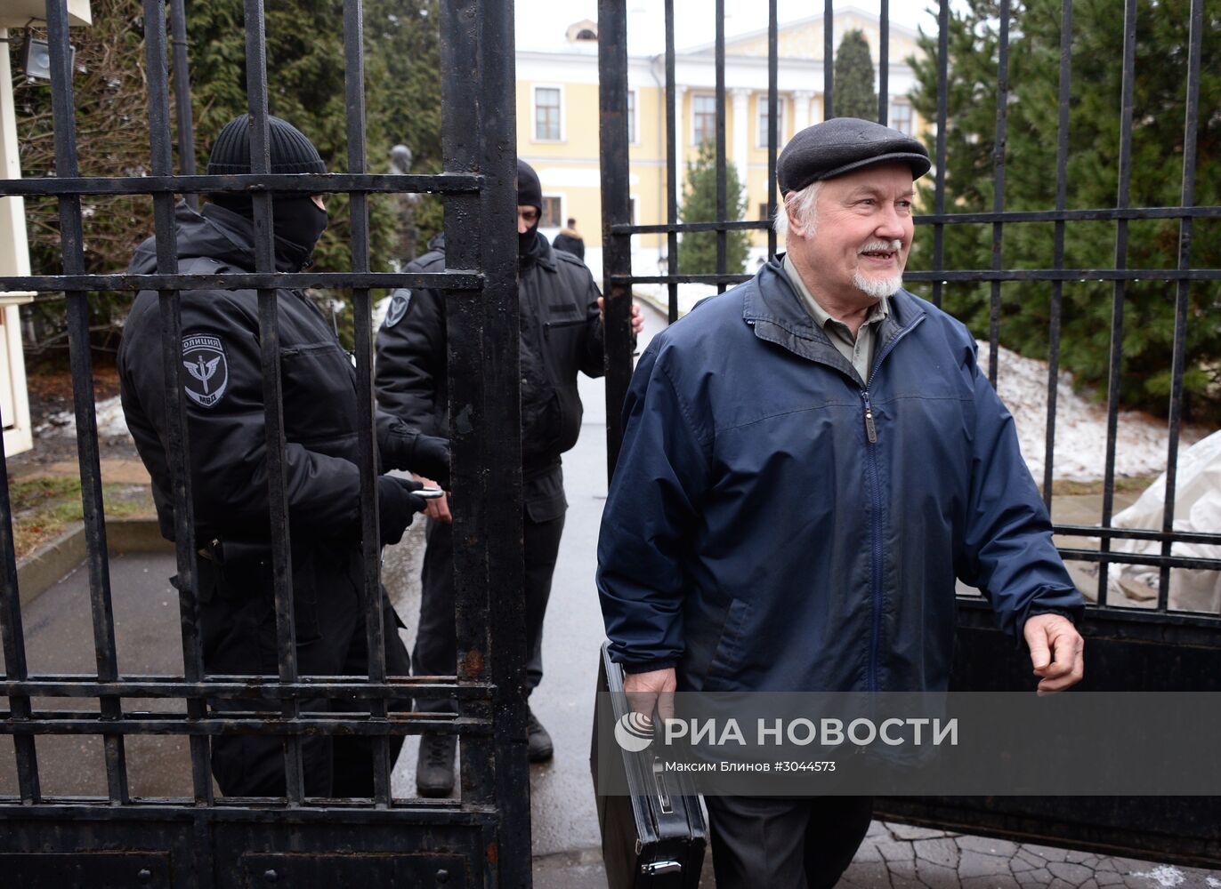 Сотрудники правоохранительных органов проводят обыск в московском Международном центре Рерихов