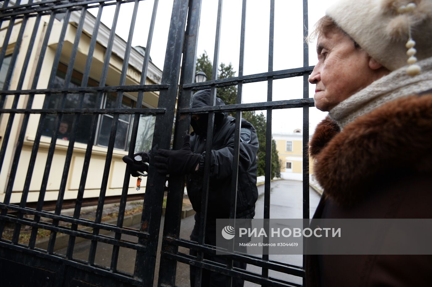 Сотрудники правоохранительных органов проводят обыск в московском Международном центре Рерихов