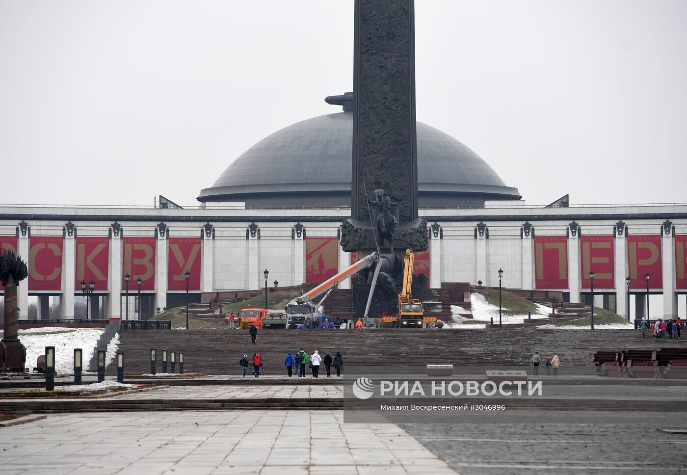 Весенняя очистка домов, улиц, мостов и эстакад