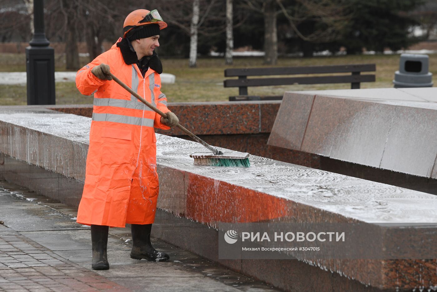 Весенняя очистка домов, улиц, мостов и эстакад