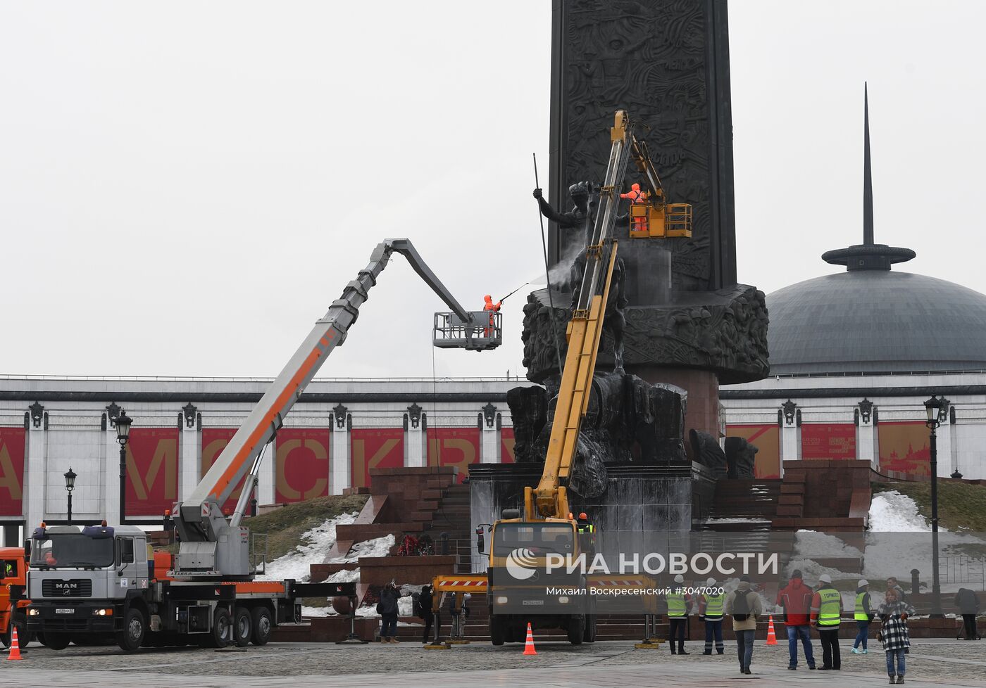 Весенняя очистка домов, улиц, мостов и эстакад