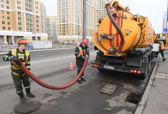 Весенняя очистка домов, улиц, мостов и эстакад