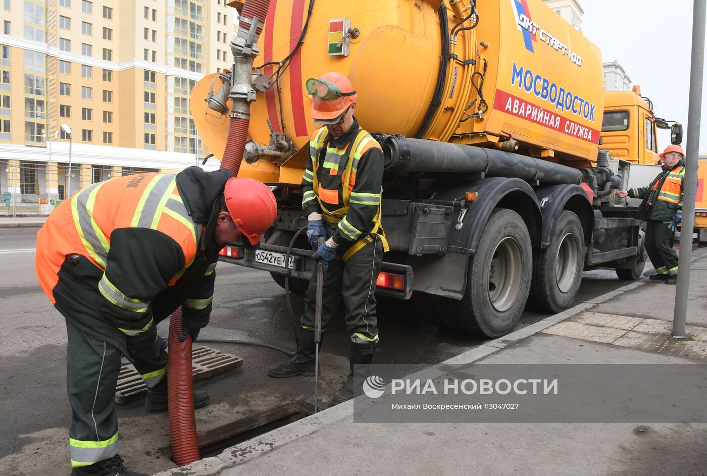 Весенняя очистка домов, улиц, мостов и эстакад