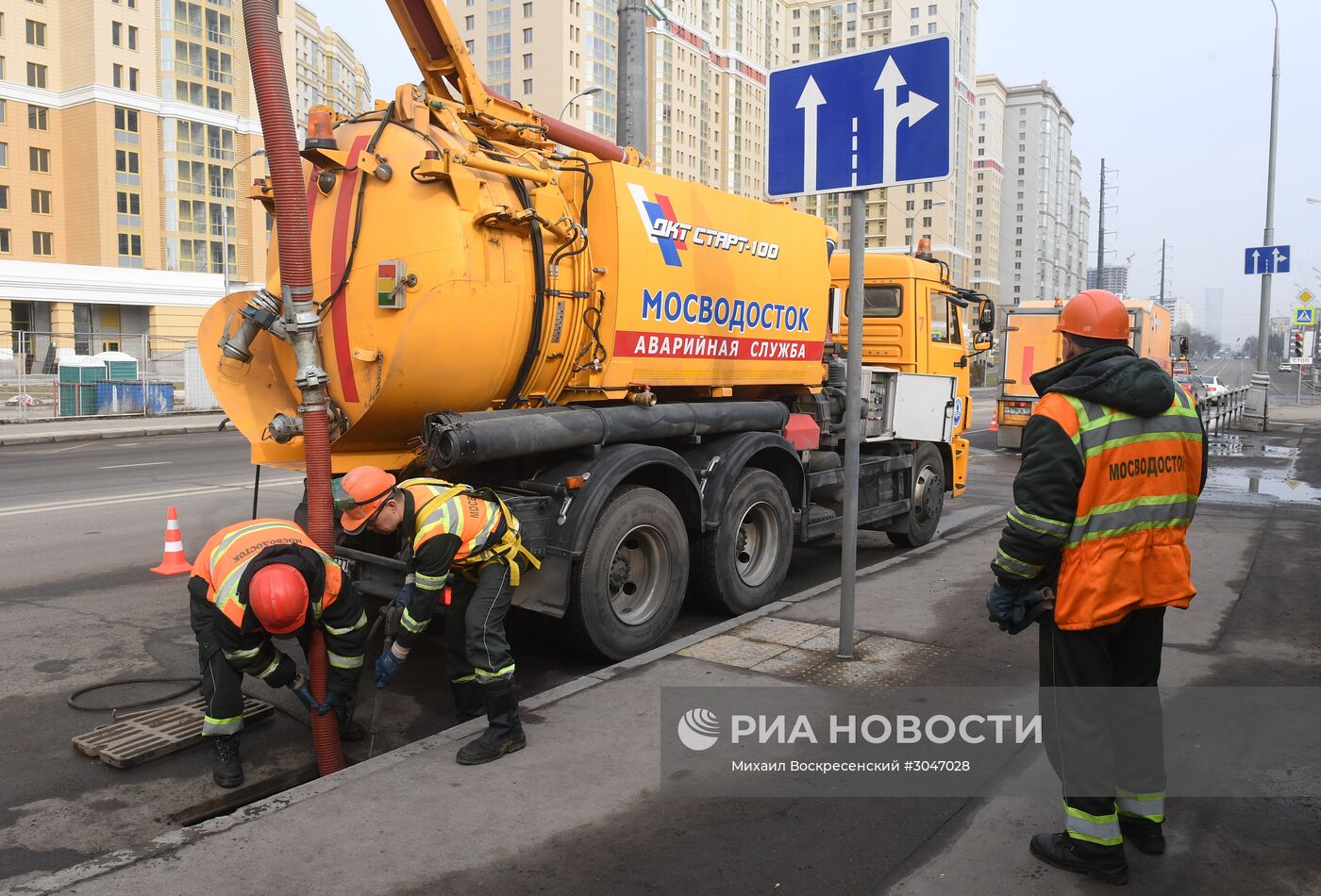 Весенняя очистка домов, улиц, мостов и эстакад | РИА Новости Медиабанк