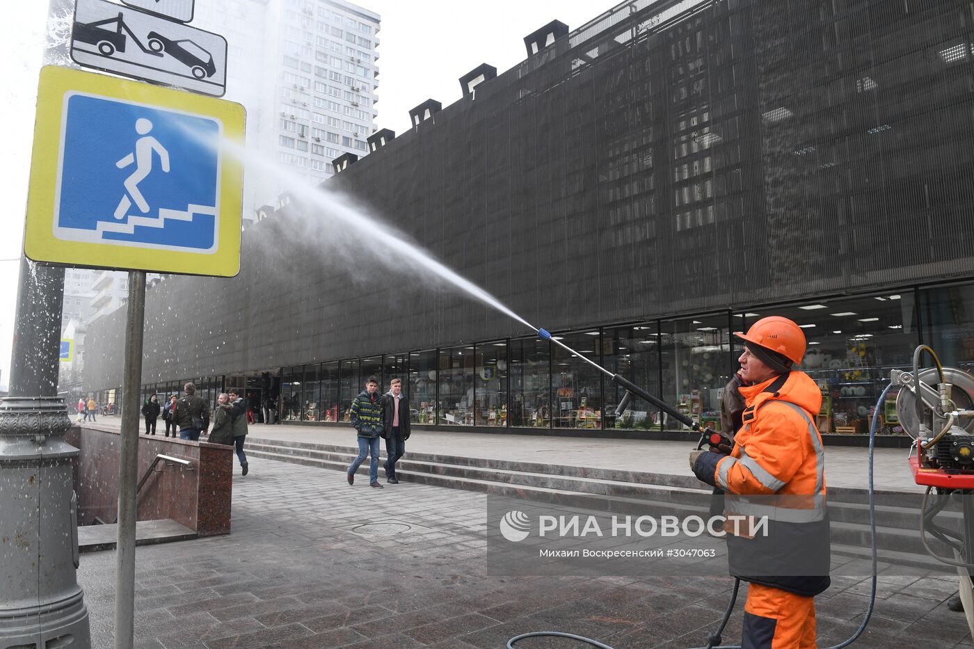 Весенняя очистка домов, улиц, мостов и эстакад